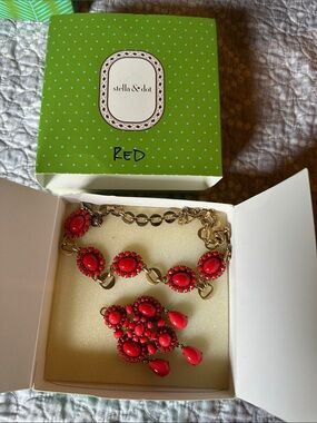 Stella & Dot Coral-Red Cluster Statement Necklace 8261.5